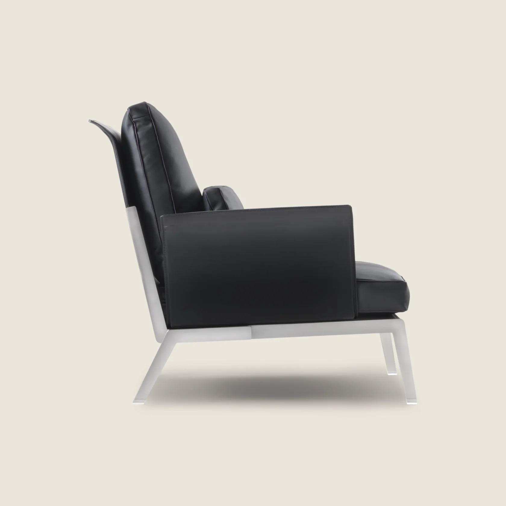 014B01_HAPPY HOUR_ARMCHAIR_01.png