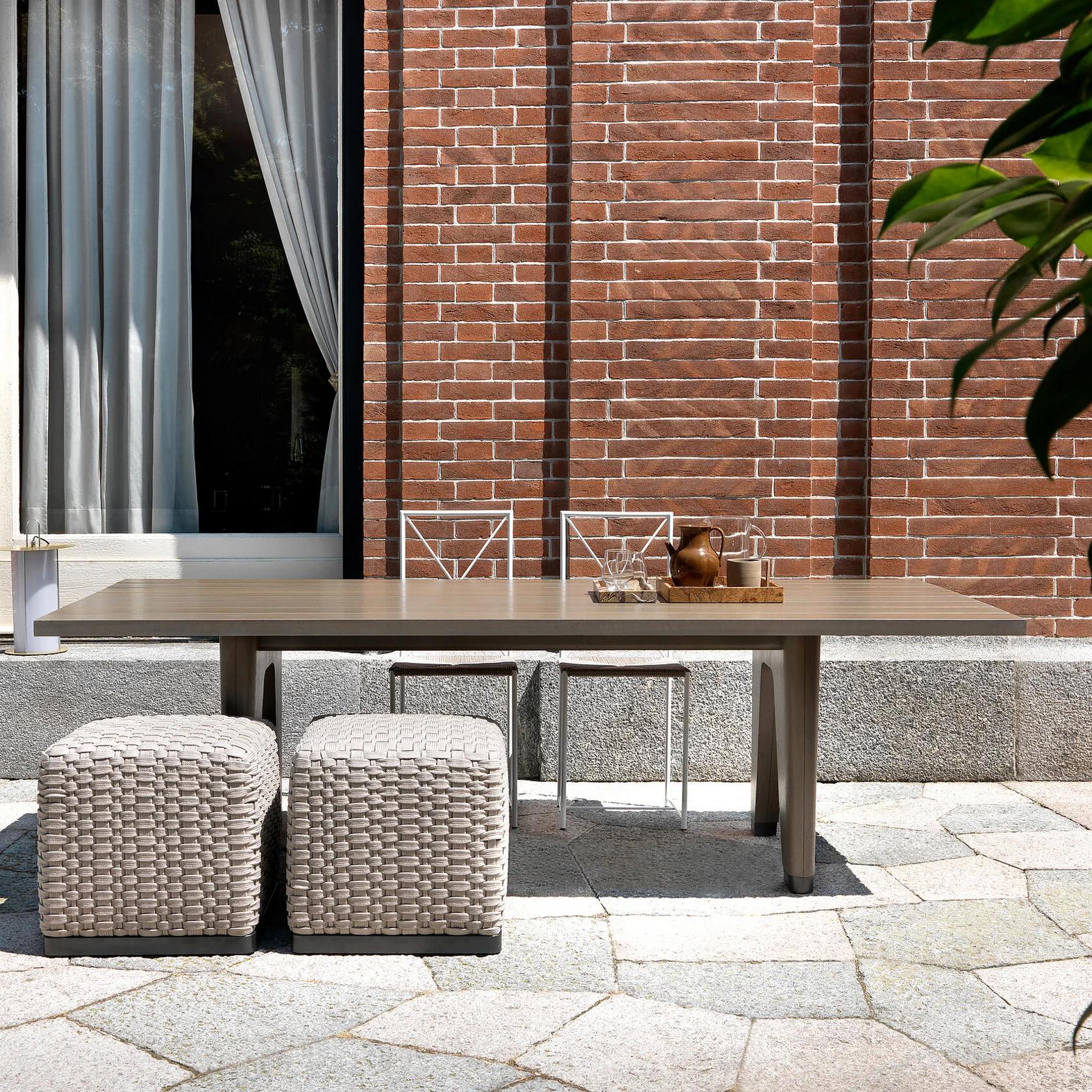 0240L0_MONREALE OUTDOOR_TABLE_SET_01_Q.jpg