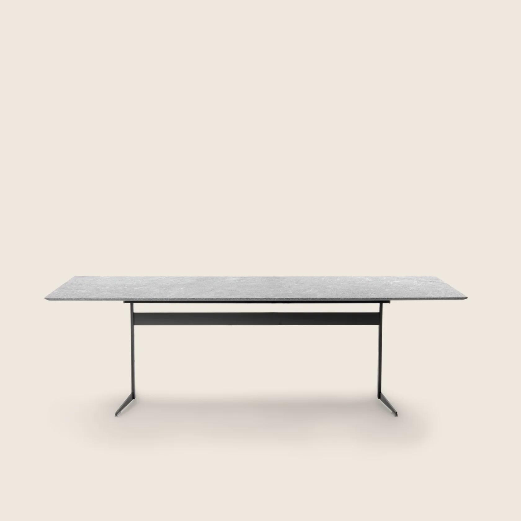 014XL8_FLY OUTDOOR_TABLE_01.png
