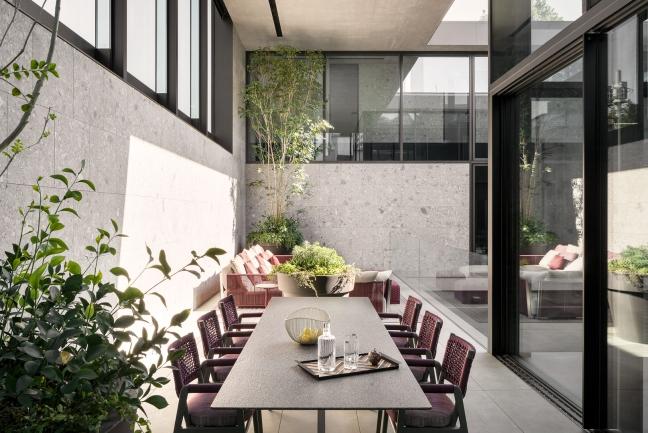 outdoor dining room with Zefiro table and Ortigia chairs
