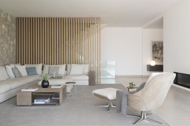Living space with Groundpiece sofa and Sveva armchair