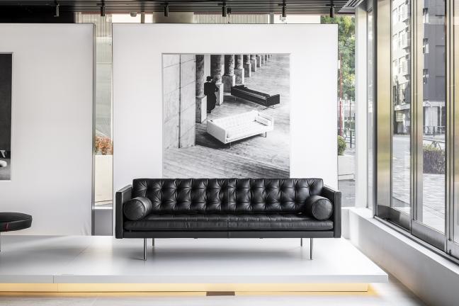 Magister sofa with Gabriele Basilico picture in the back