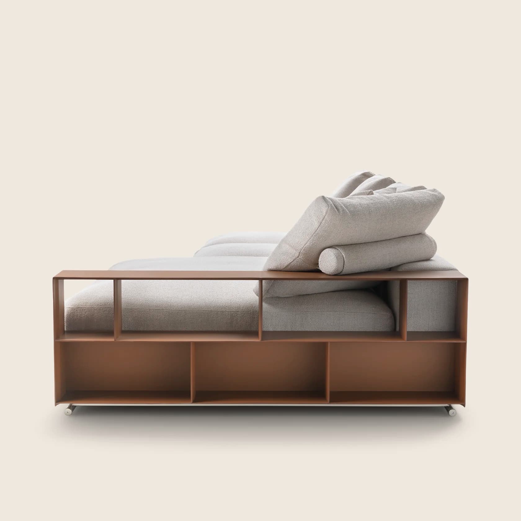 Конструктивные детали дивана Flexform Groundpiece: стальной каркас, обивка и подушки крупным планом