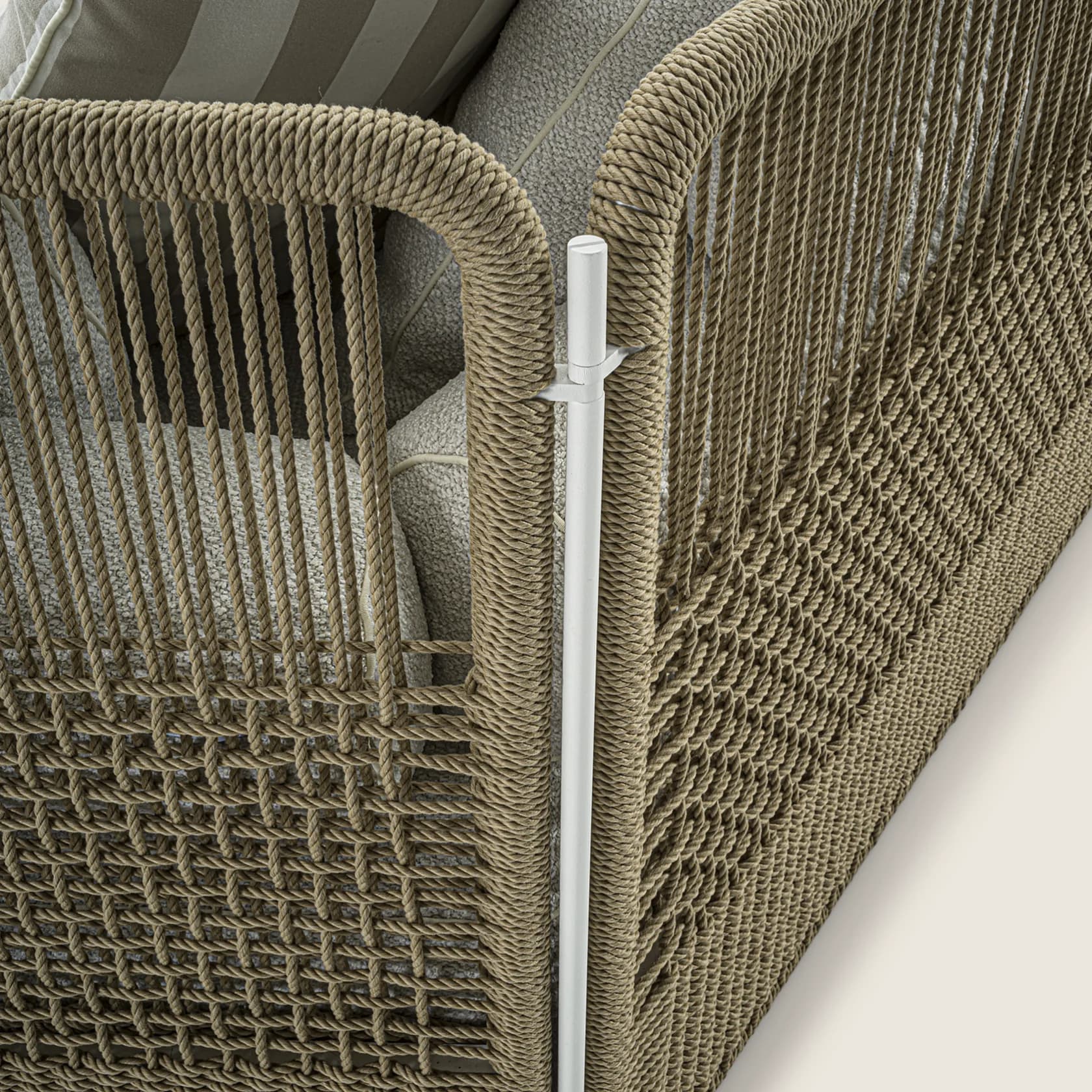 02F6B1_EVERETT_OTD_SECTIONAL_SOFA_DET_01_Q.png